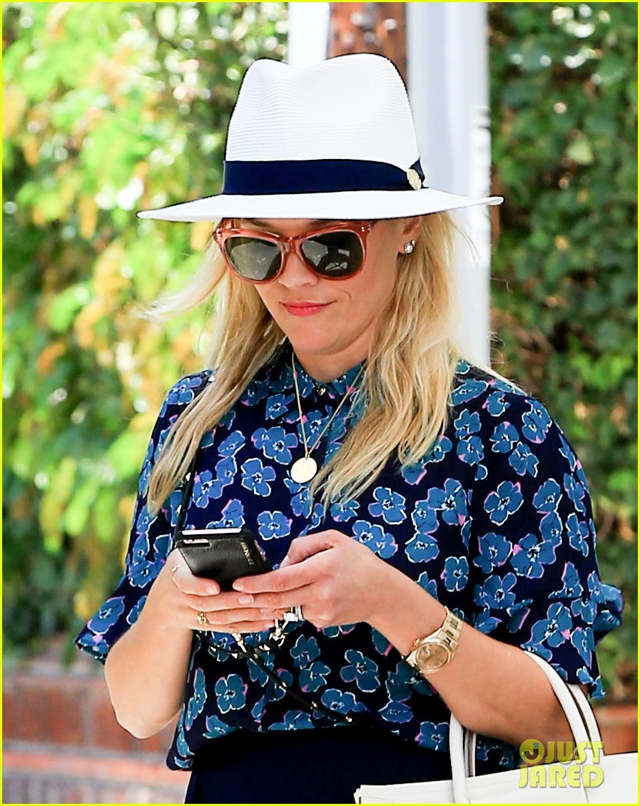 reese witherspoon thanks her fans after reaching 7 million instagram followers 03