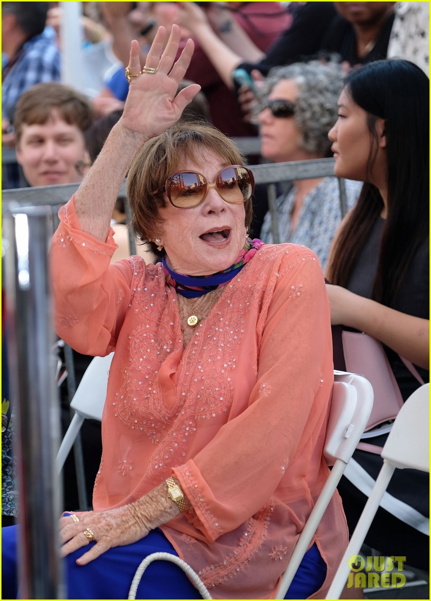 kathy bates gets honored by shirley maclaine billy bob thornton at hollywood walk of fame 01