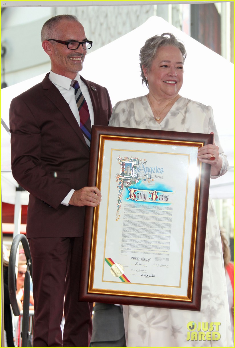 kathy bates gets honored by shirley maclaine billy bob thornton at hollywood walk of fame 043766013
