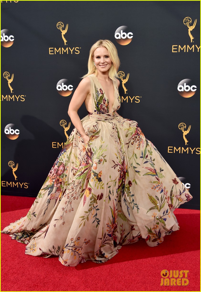 kristen bell looks fab in floral on the emmys 2016 red carpet 063763739