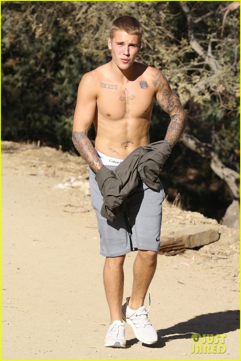 justin bieber ditches hist shirt while on a run01109mytext3748791