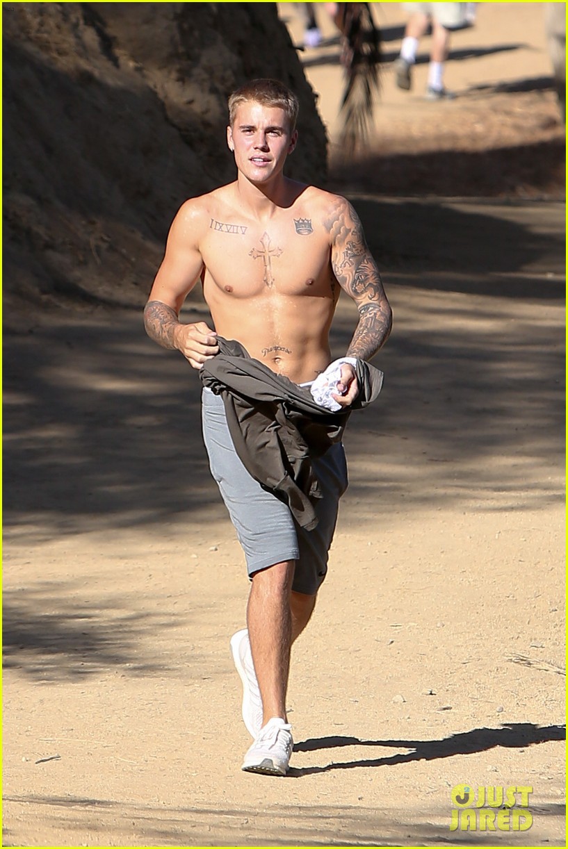 justin bieber ditches hist shirt while on a run303mytext3748802