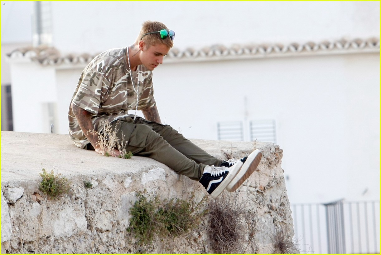 justin bieber hangs in ibiza on day off from purpose tour 113758466