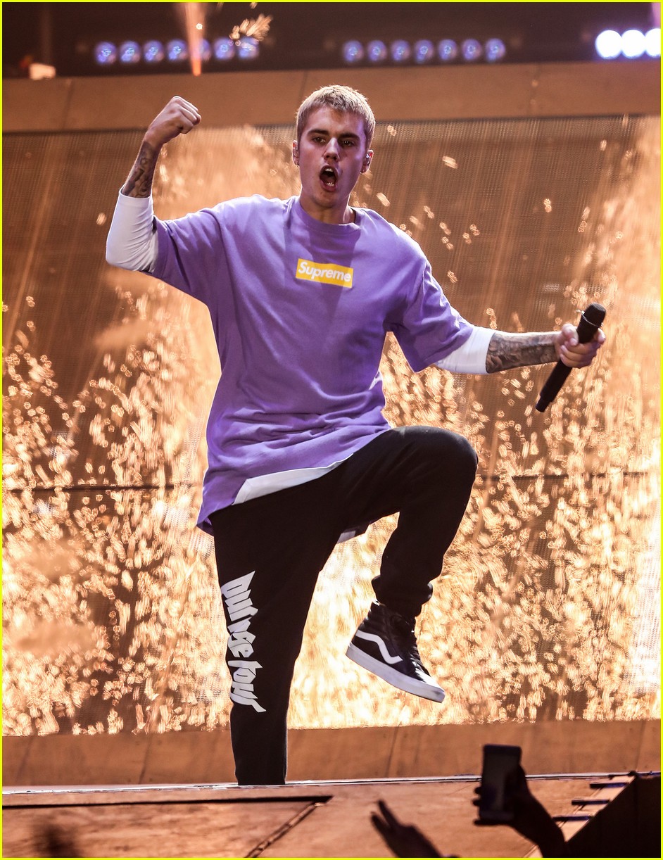 justin bieber flashes his abs during paris concert 033766292