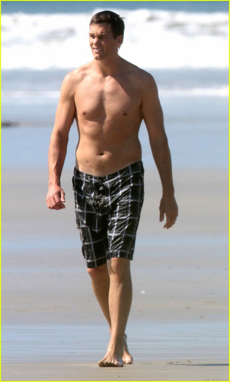 tom brady sunbathes in birthday suit alongside wife gisele bundchen 013770787