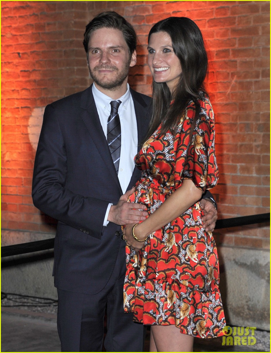 daniel bruhl couples up with pregnant girlfriend felicitas rombold at vff gala 153751397