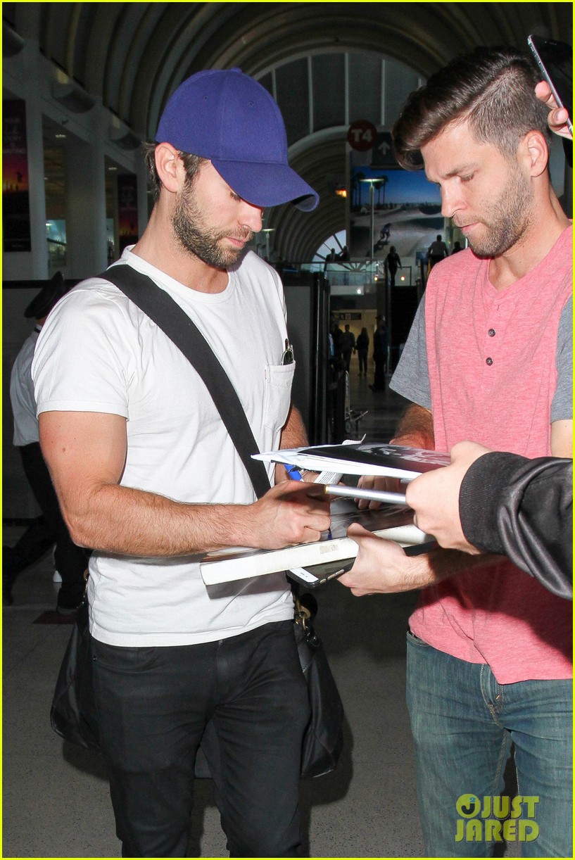 chace crawford puts muscles on display in a tight tee 023761014