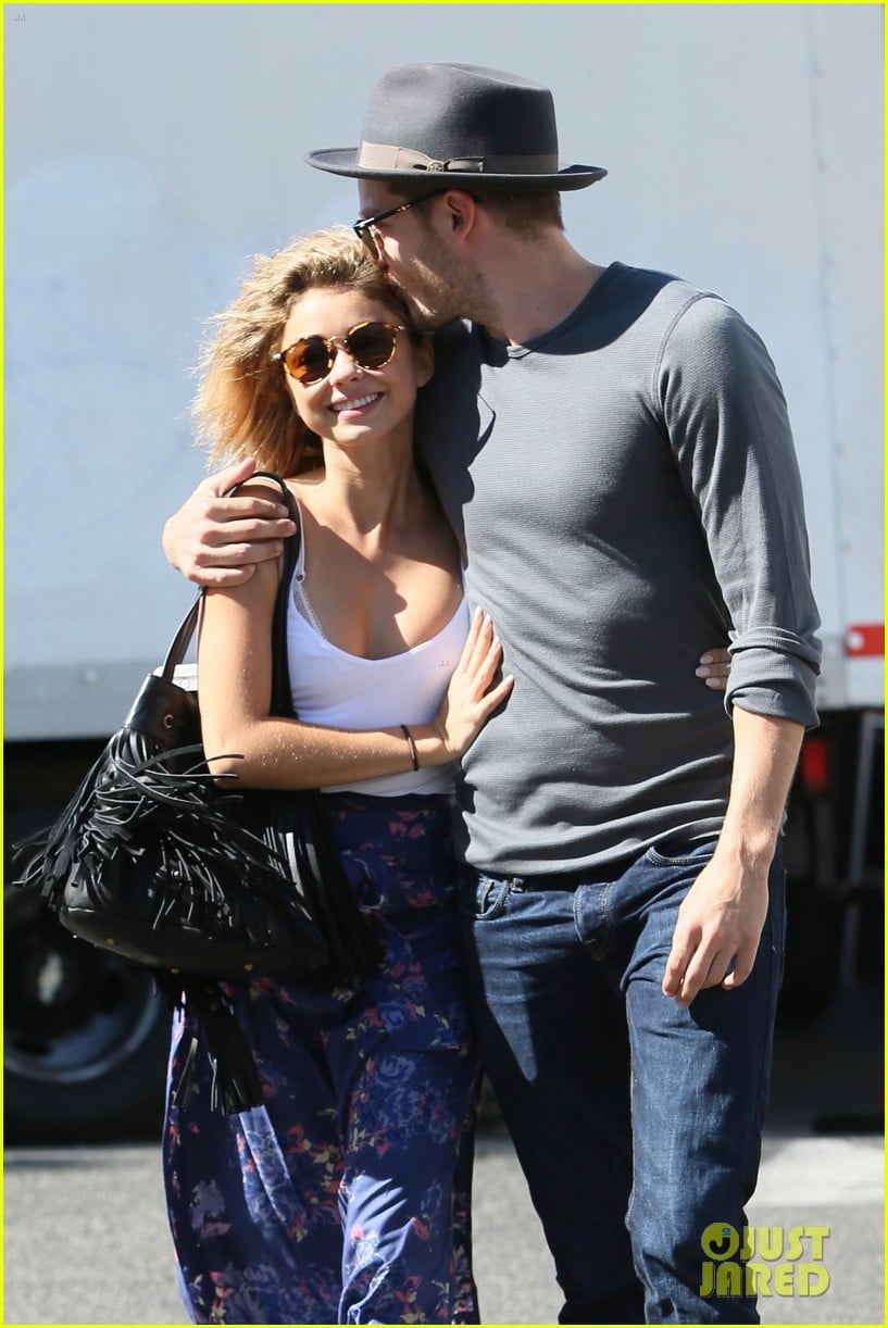 Sarah Hyland & Dominic Sherwood Get Playful with Paparazzi After