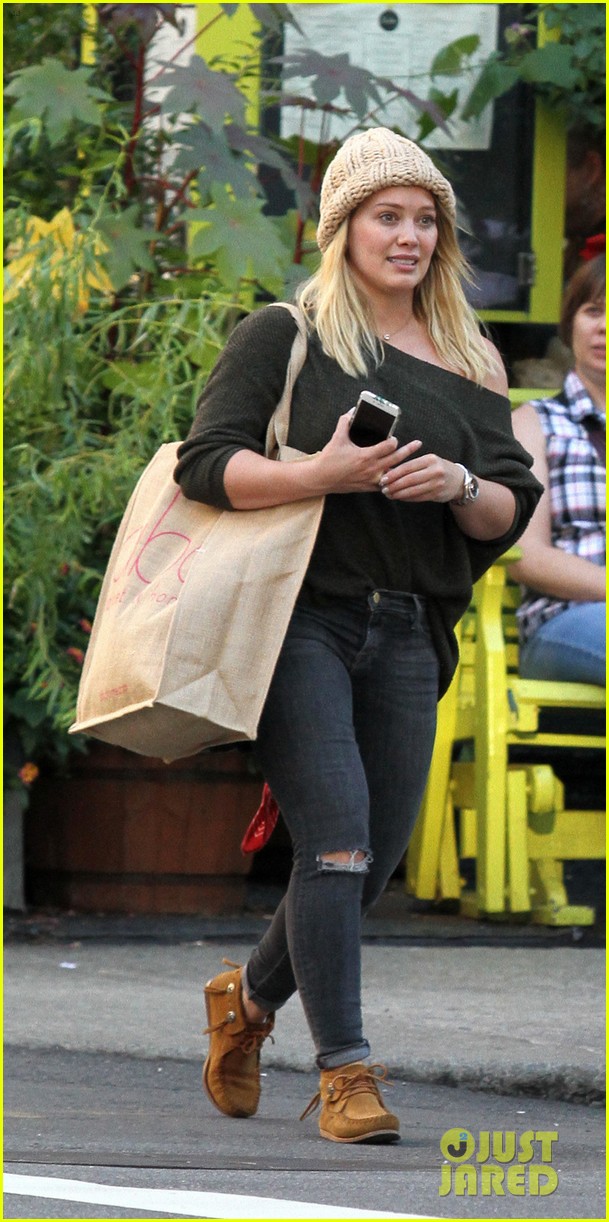hilary duff jason walsh holding hands first time 063769883