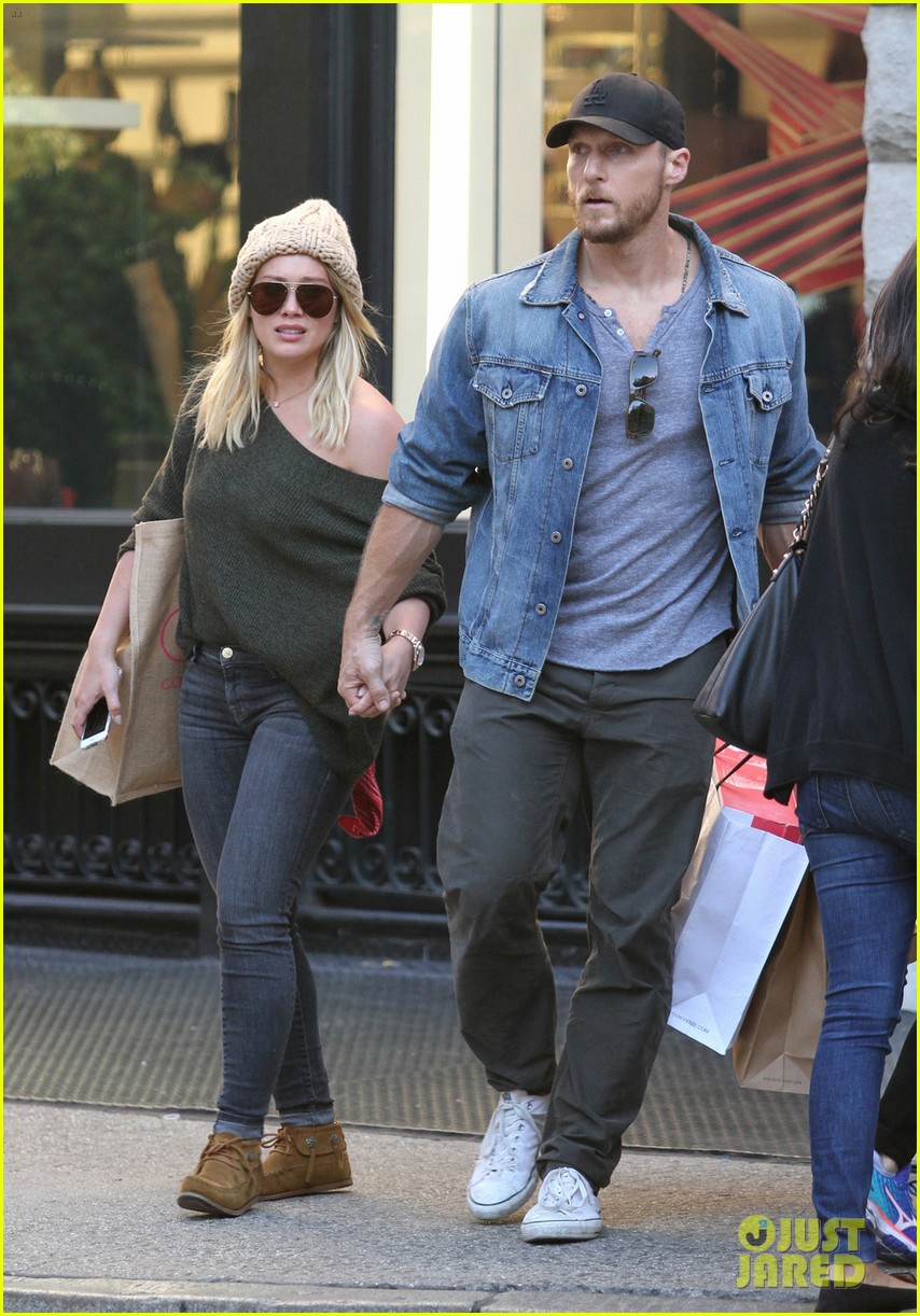 hilary duff jason walsh holding hands first time 073769884