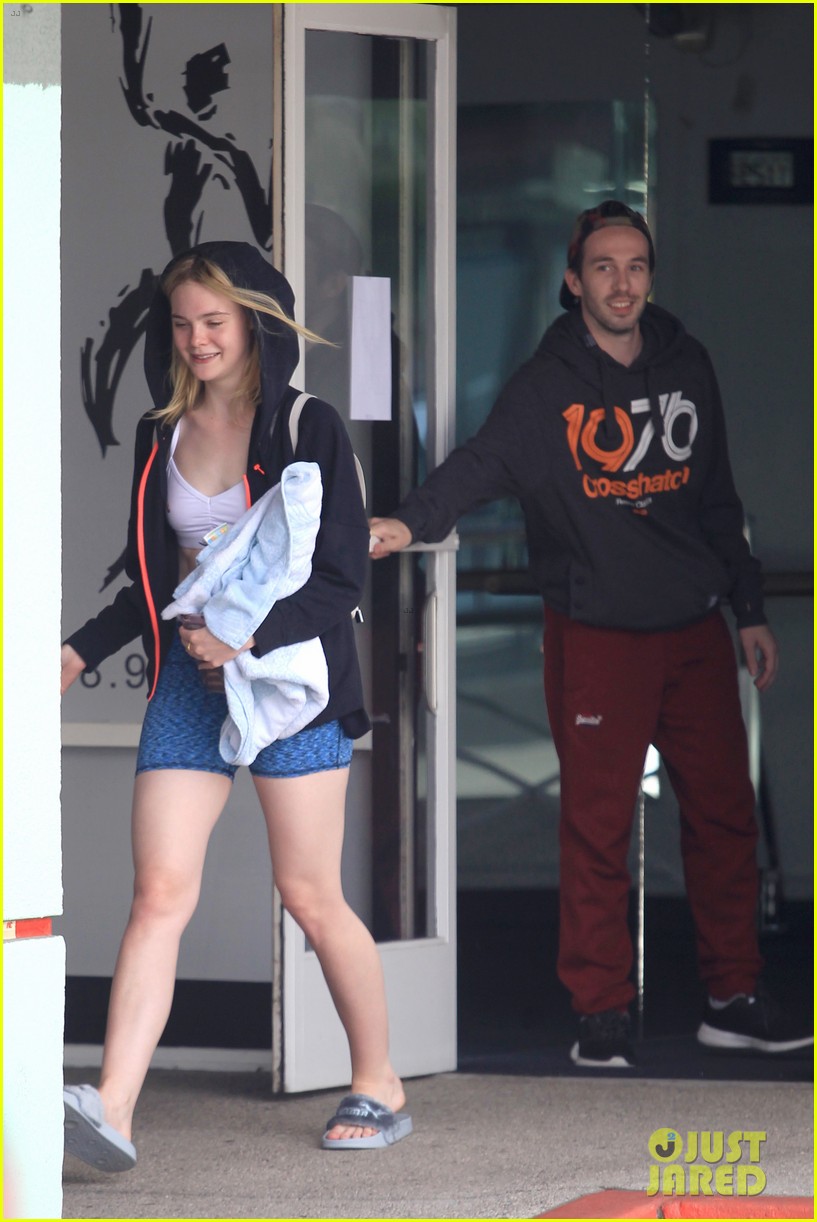 elle fanning is all smiles after ballet class01818mytext3759156