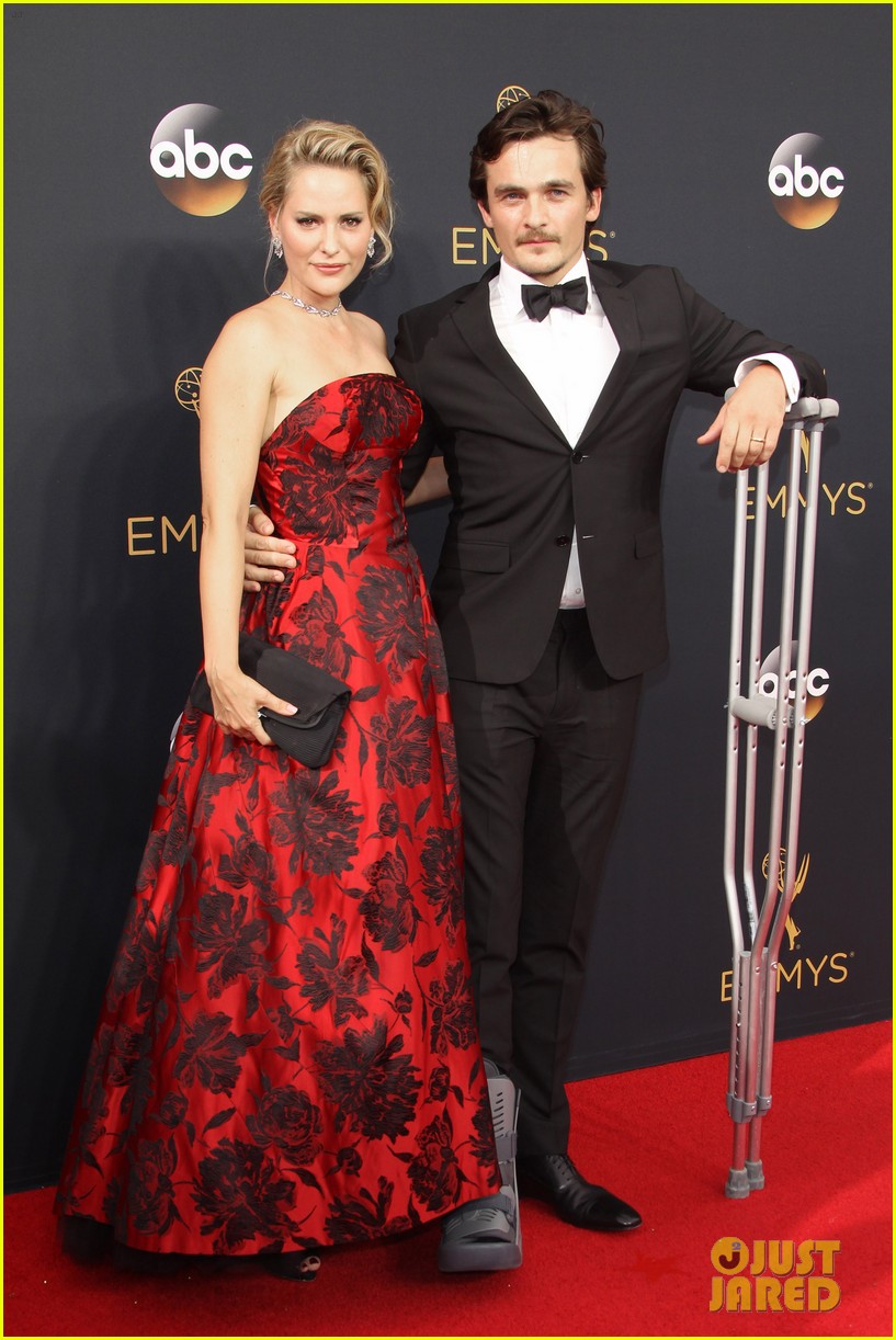 Homeland&rsquo;s Rupert Friend Walks with Crutches at Emmys 2016: Photo