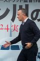 tom hanks and aaron eckhart promote sully in japan2 18