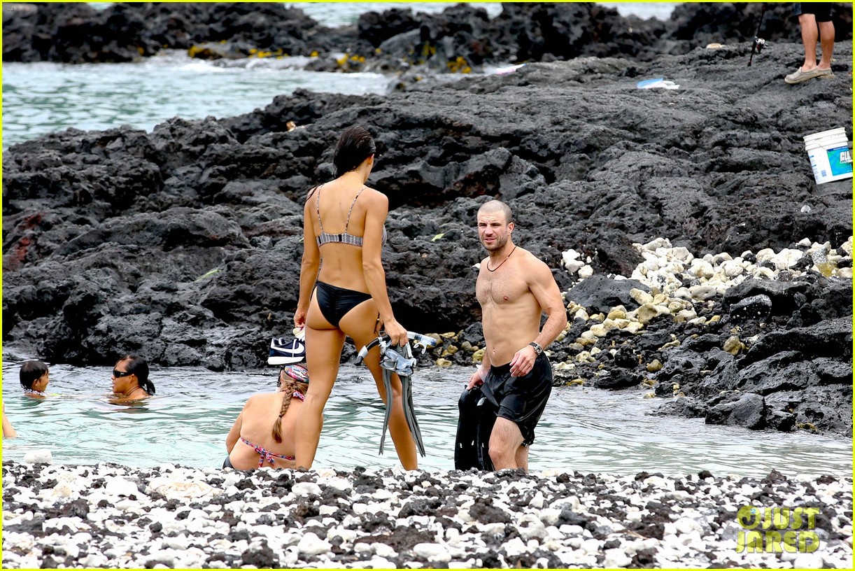 sam hunt goes shirtless in hawaii with girlfriend hannah lee fowler 013747490