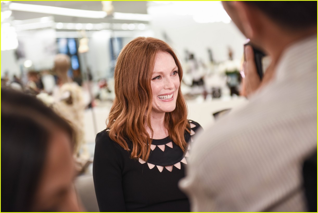 julianne moore helps unveil new saks fifth ave 03
