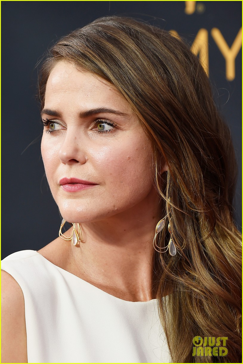 keri-russell-matthew-rhys-couple-up-at-emmys-2016-photo-3763963