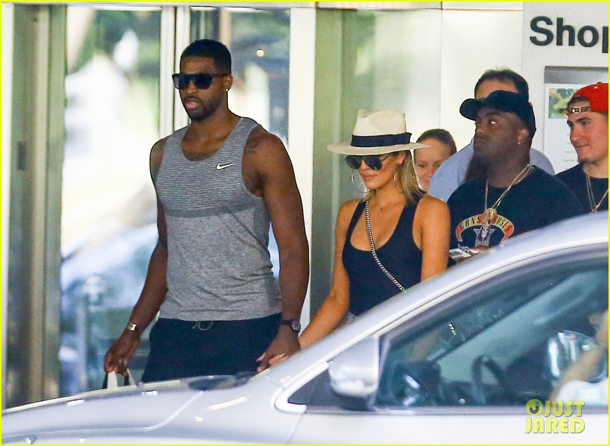 Khloe Kardashian & Tristan Thompson Hold Hands in Miami Photo 3764225