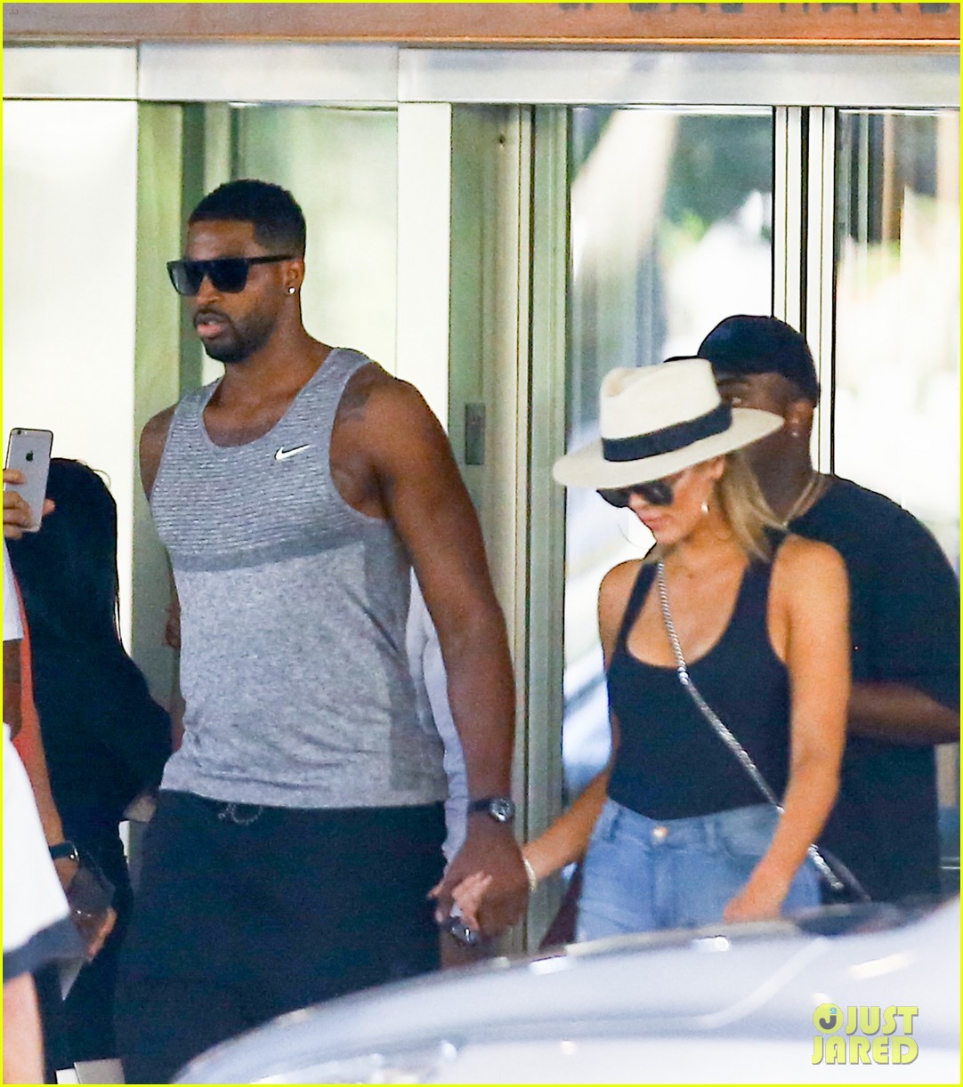 Khloe Kardashian & Tristan Thompson Hold Hands in Miami Photo 3764228(00)