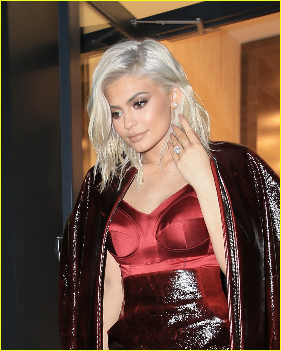 kylie jenner shows off new blonde hair 283750829