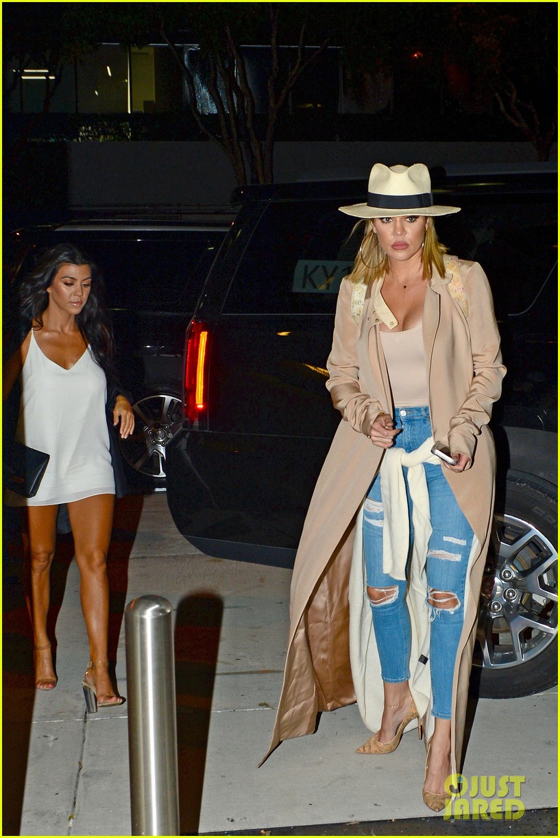 Khloe & Kourtney Kardashian Dine Out in Miami Photo 3759291 Khloe(02)