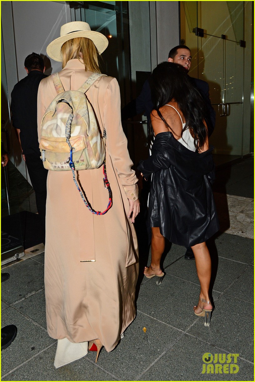 Khloe & Kourtney Kardashian Dine Out in Miami Photo 3759300 Khloe