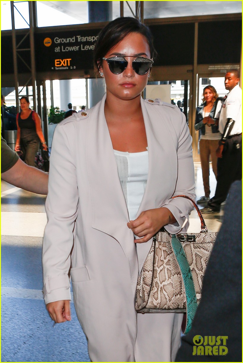 demi lovato is on her way to paris fashion week00202mytext3772707