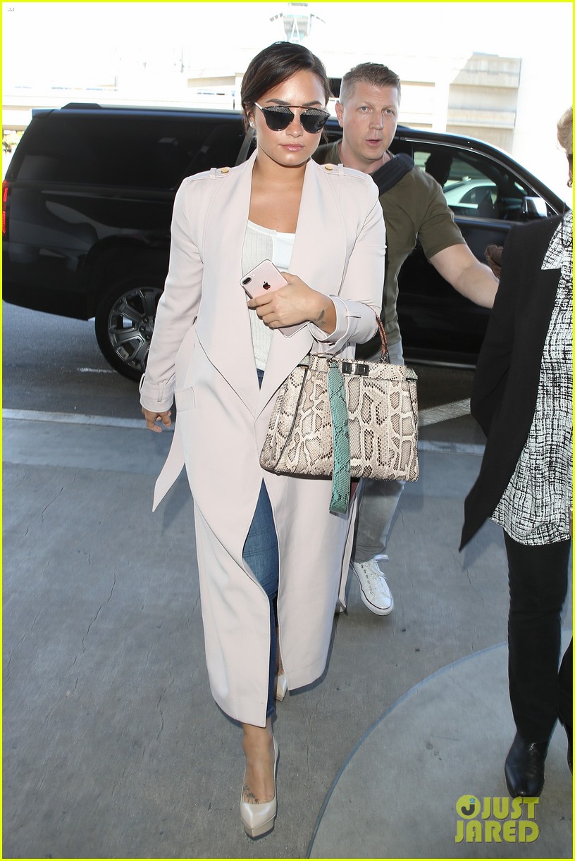 demi lovato is on her way to paris fashion week00404mytext3772710
