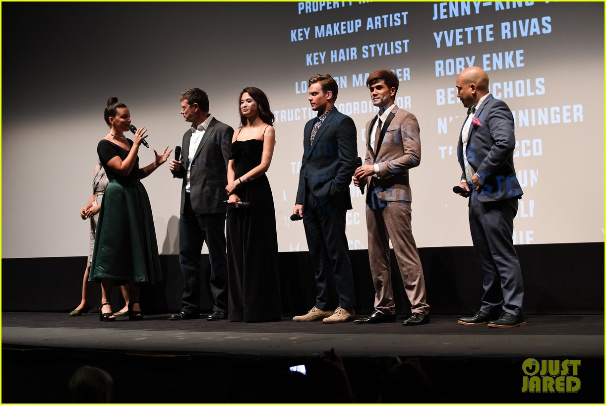 tatiana maslany dane dehaan premiere two lovers and a bear at tiff 2016 073759438
