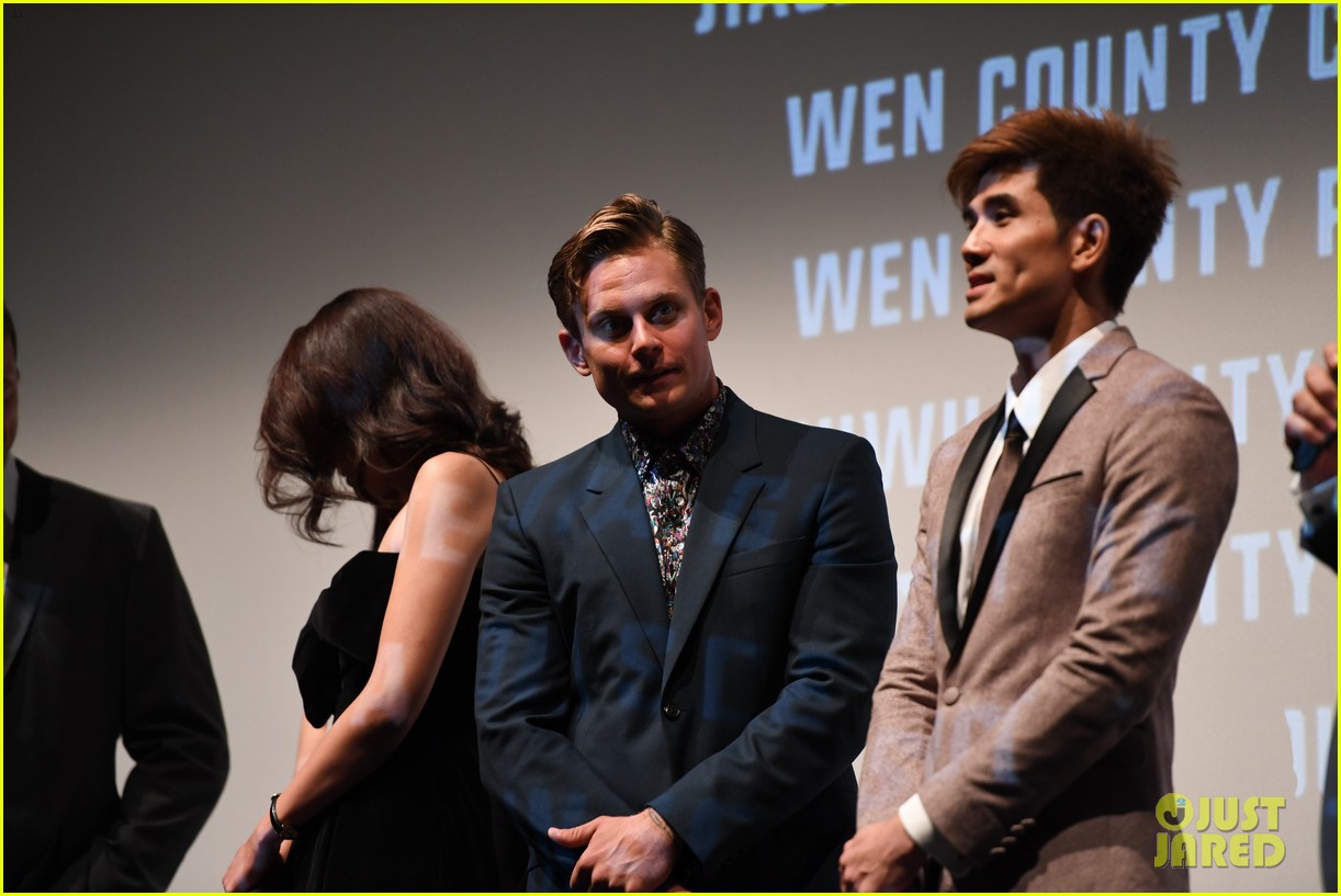 tatiana maslany dane dehaan premiere two lovers and a bear at tiff 2016 103759441