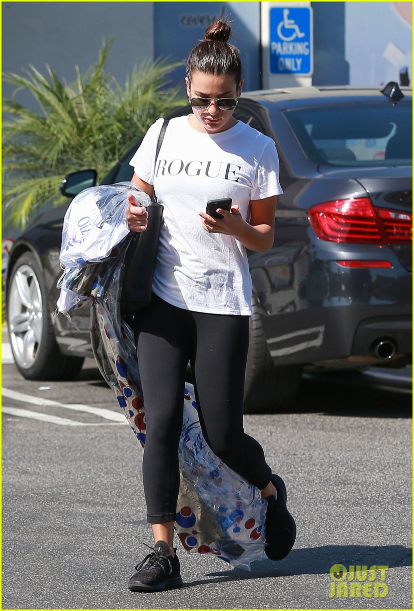 lea michele picks up her dry cleaning37213mytext3774118