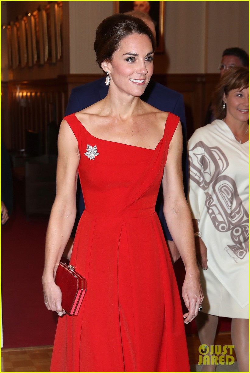 kate middleton rocks two chic looks during canadian tour 093771429