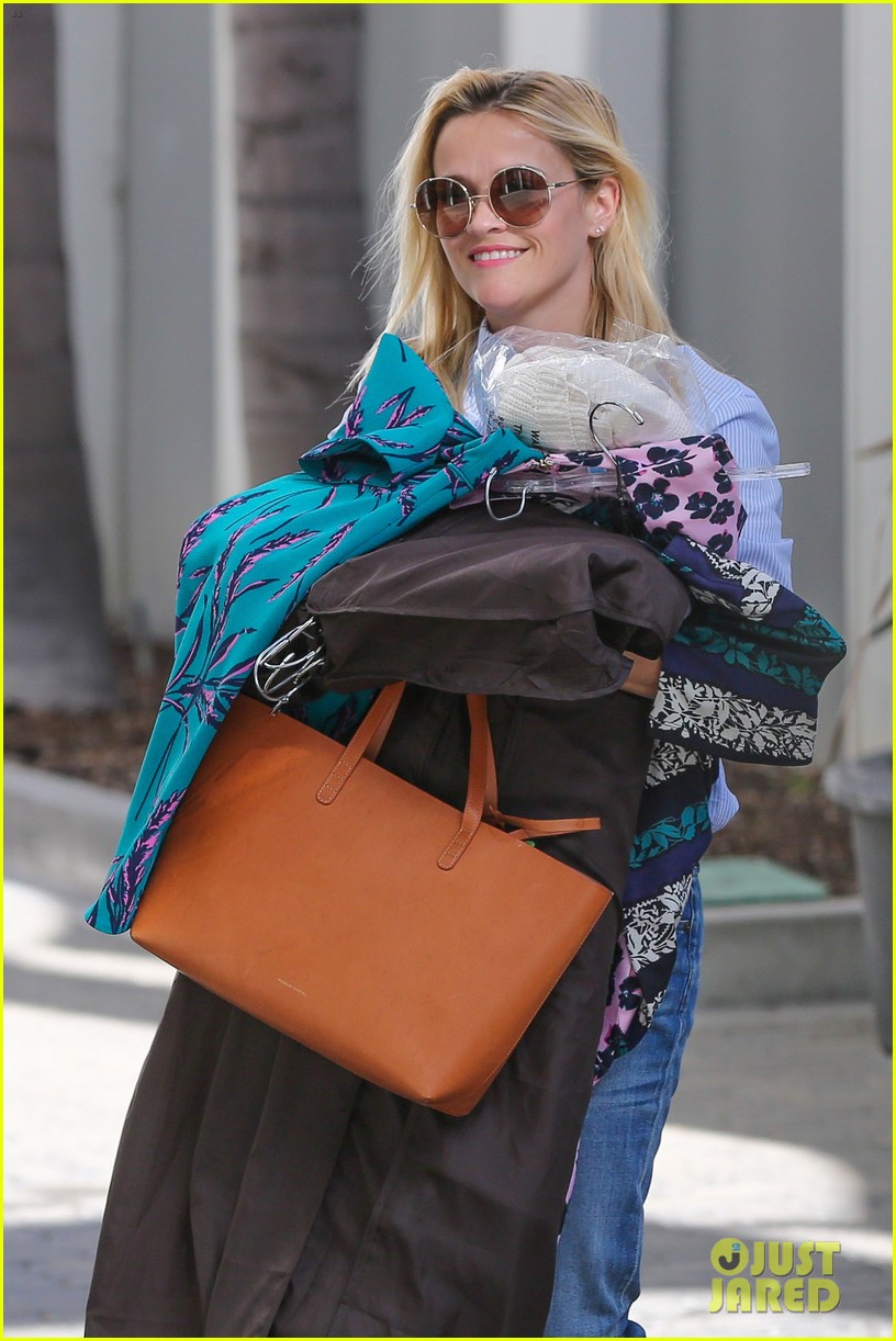 reese witherspoon carries clothes beverly hills 013746591