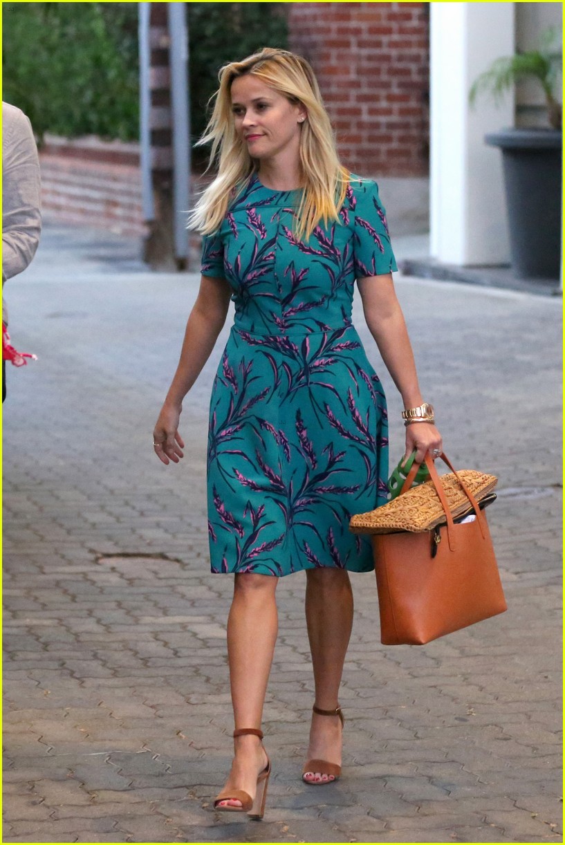 reese witherspoon is ready to soak up the last days of summer 22