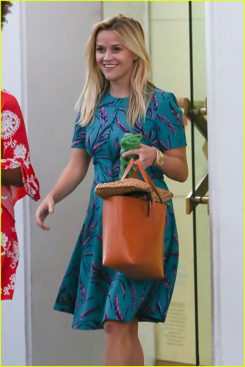 reese witherspoon is ready to soak up the last days of summer 263748351