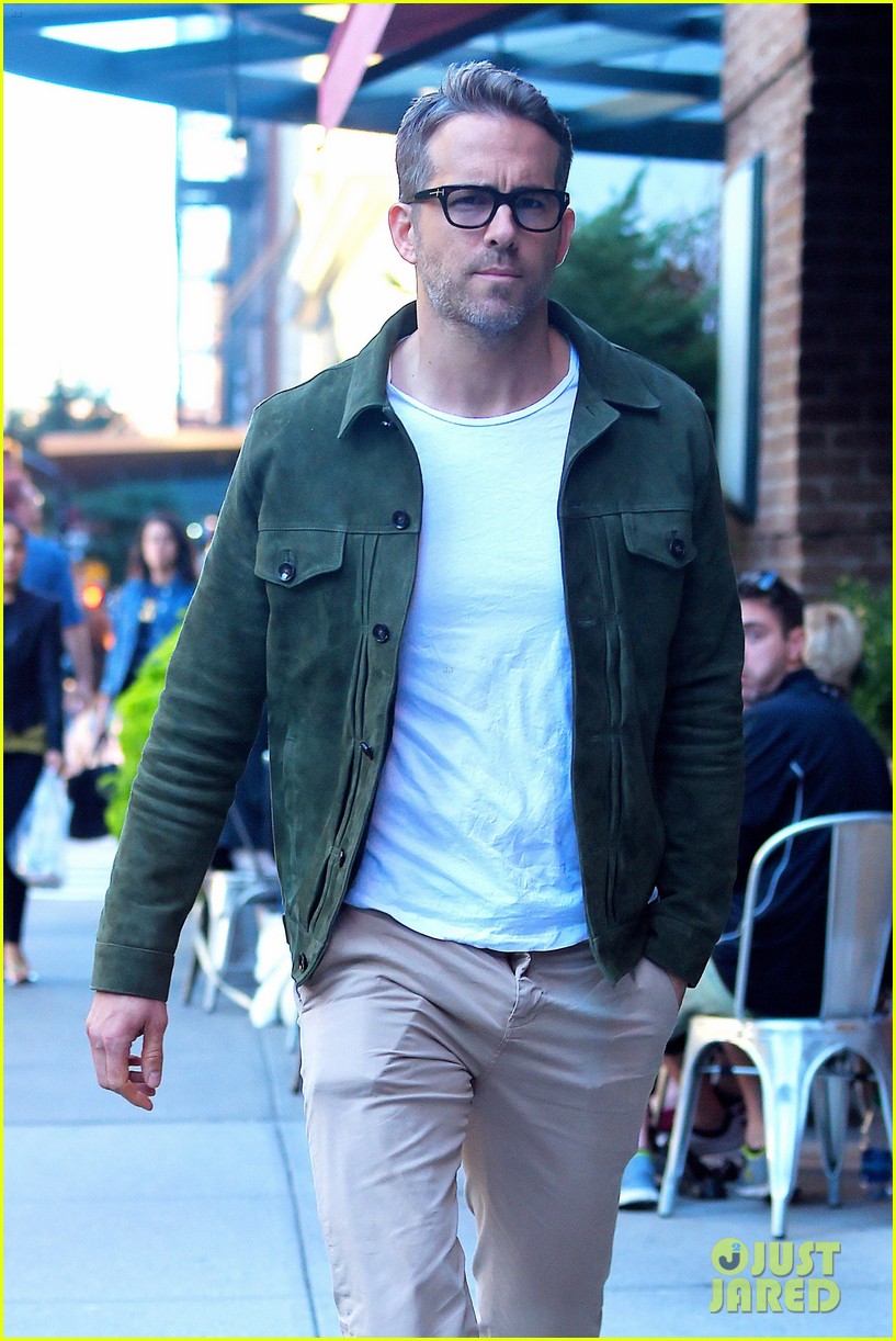 ryan reynolds steps out in tribeca 023770177