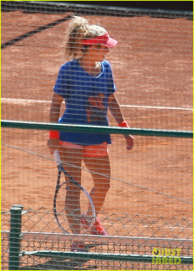 shakira works up a sweat on the tennis court03208mytext