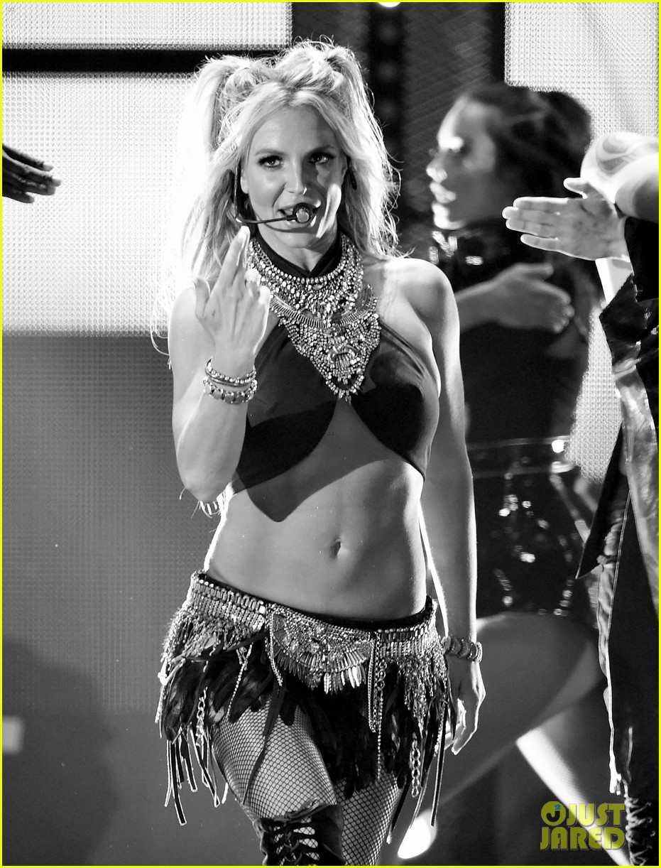britney spears slays on stage at iheart radio music festival in vegas 09