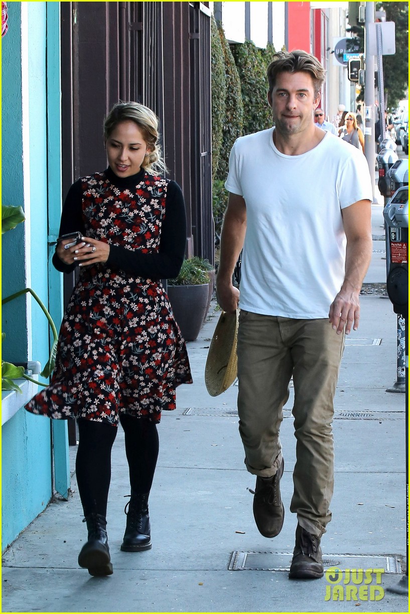 scott speedman gets some shopping done in weho with a female friend 013761835