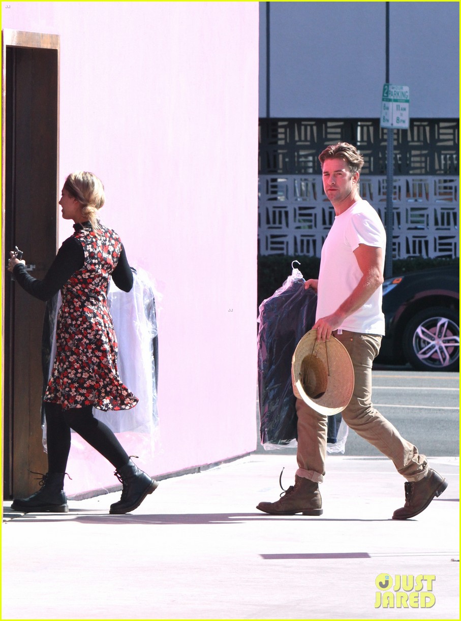 scott speedman gets some shopping done in weho with a female friend 053761839