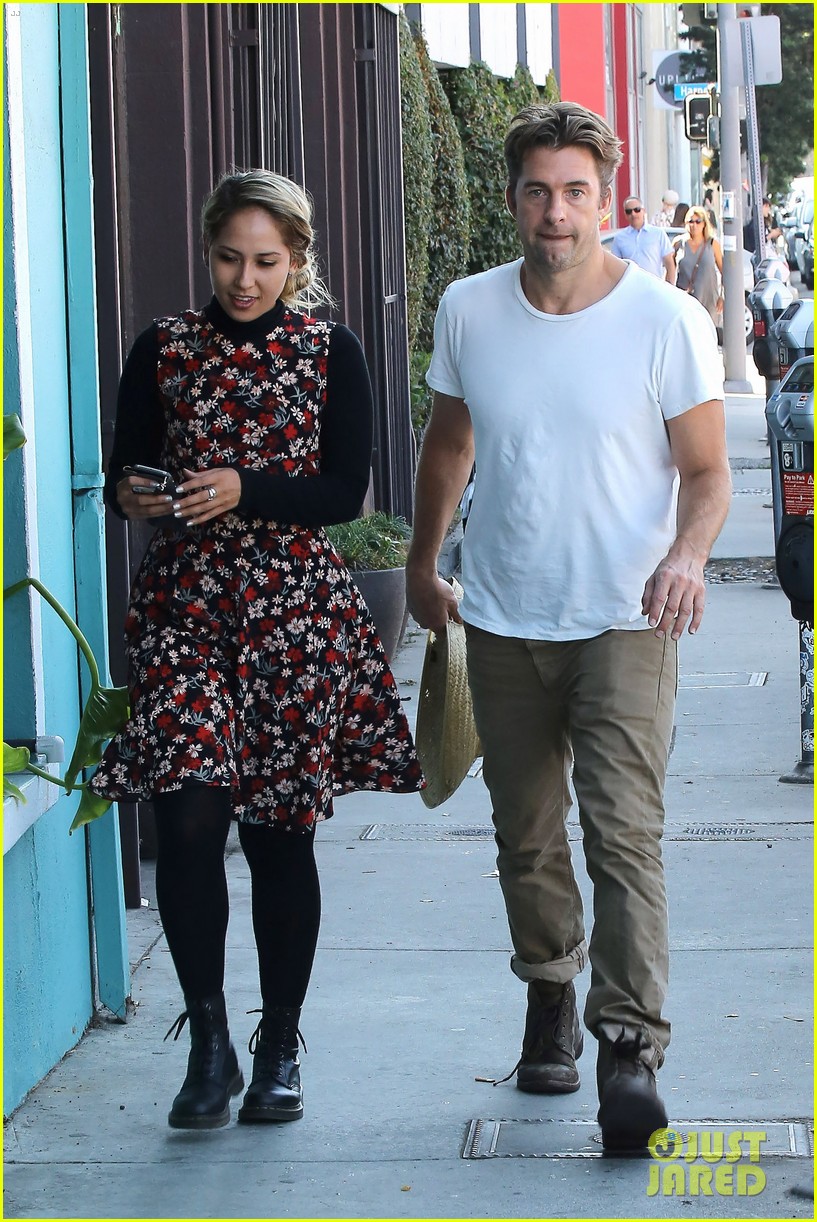 scott speedman gets some shopping done in weho with a female friend 063761840