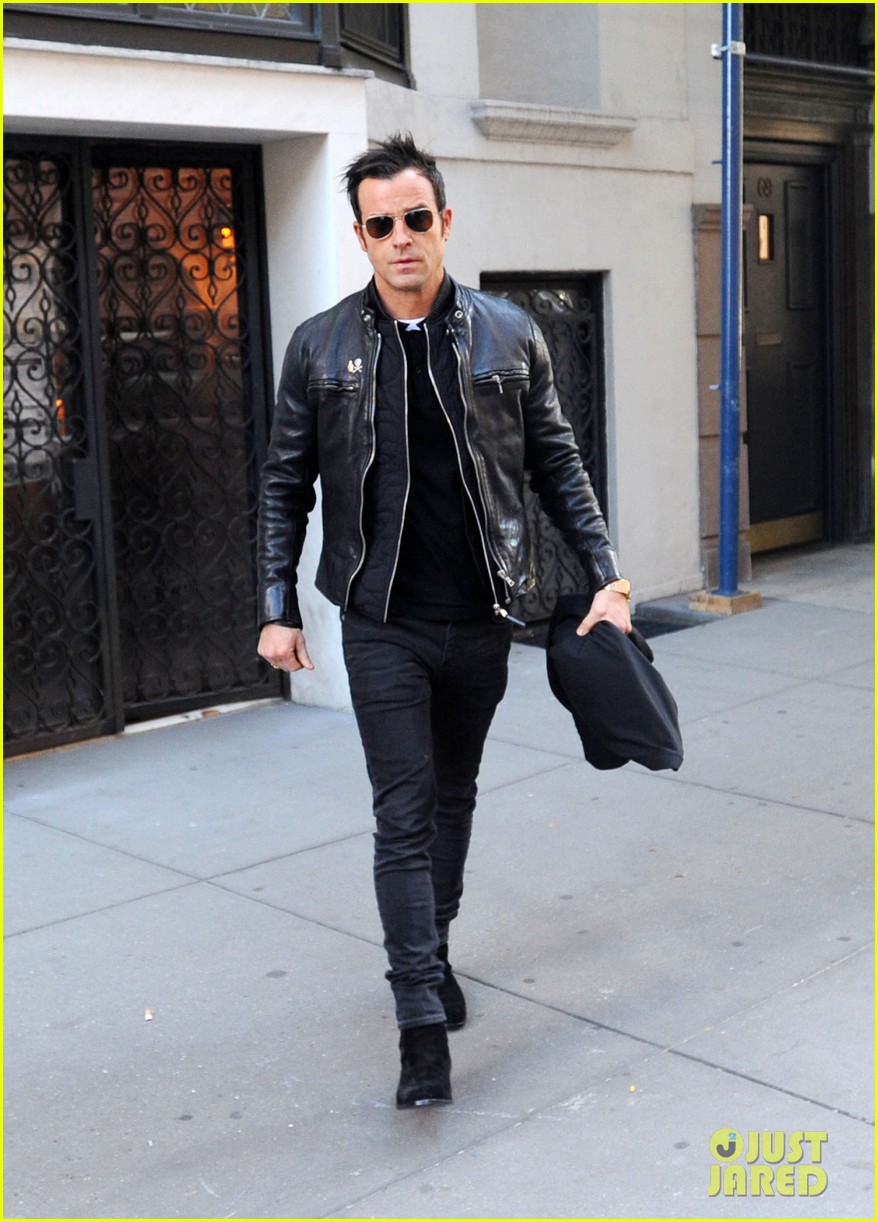 justin theroux steps out nyc sunday 013770195