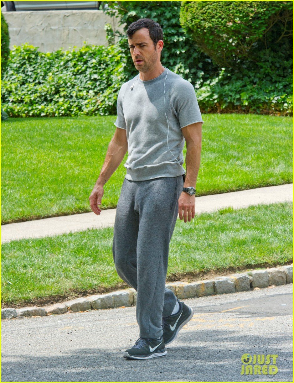 justin theroux was embarrassed by attention from sweatpants photo 033773508