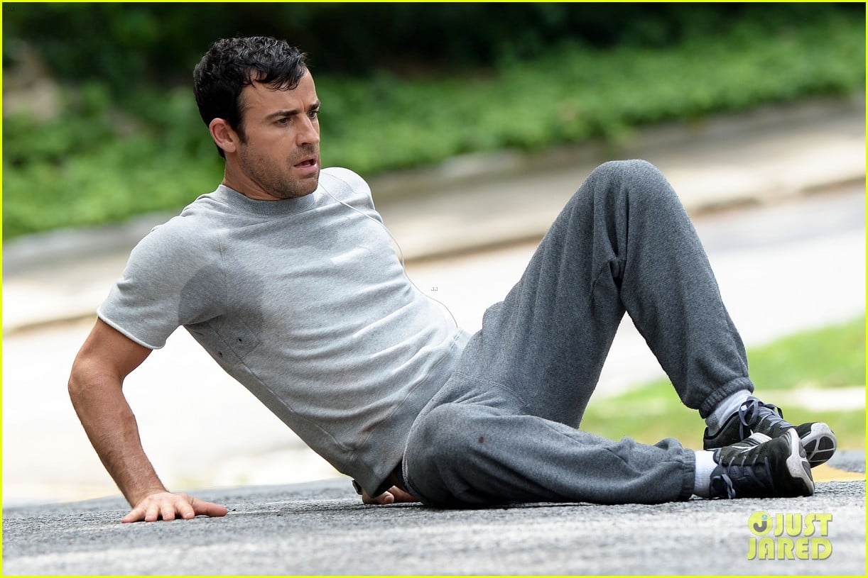 justin theroux was embarrassed by attention from sweatpants photo 043773509
