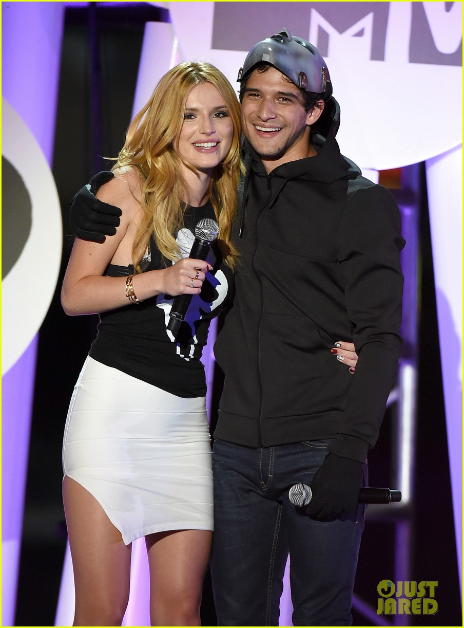 bella thorne tyler posey spotted kissing holding hands 05