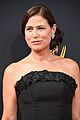 maura tierney emmys 2016 red carpet 04