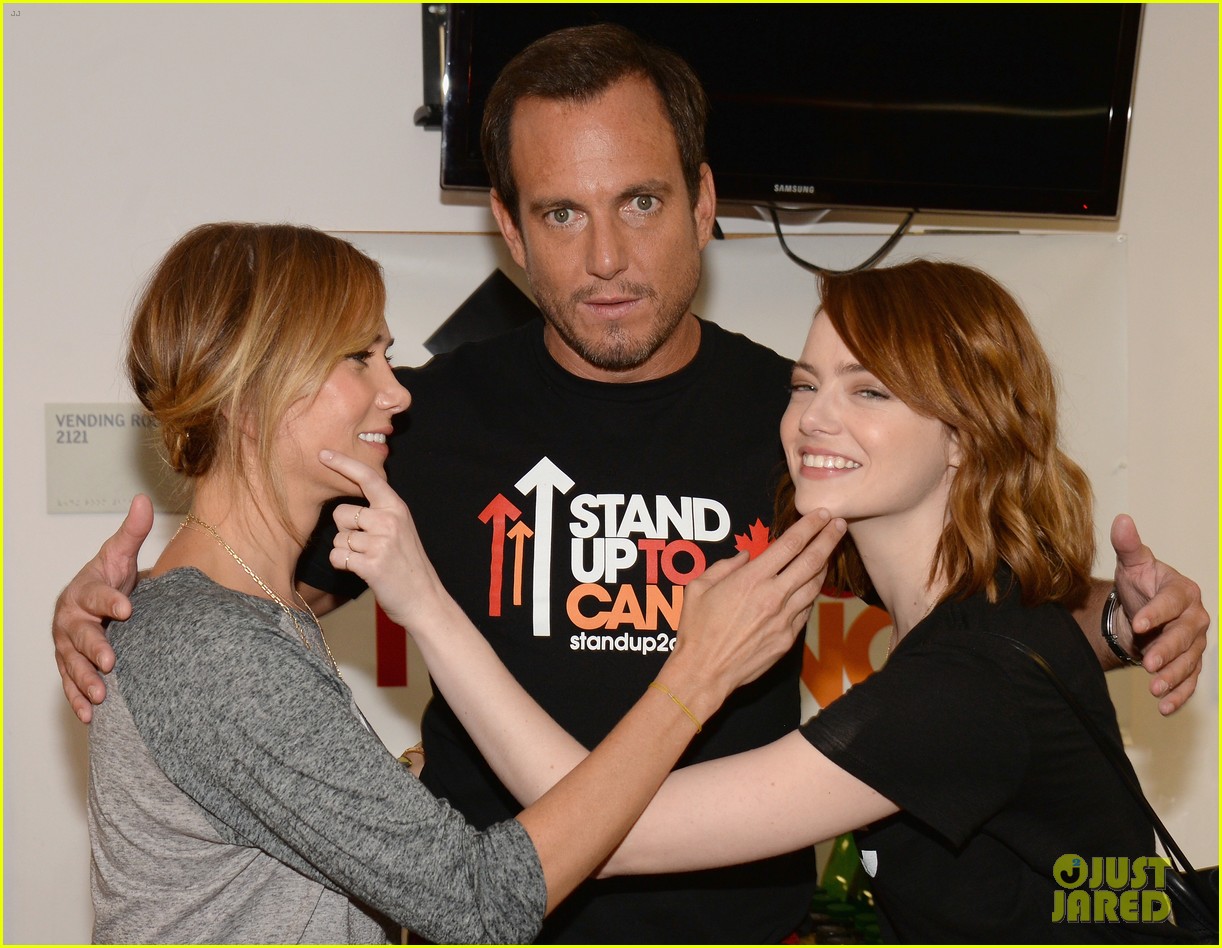 kristen wiig enthusiastically shows her support at the stand up to cancer telecast 173754477