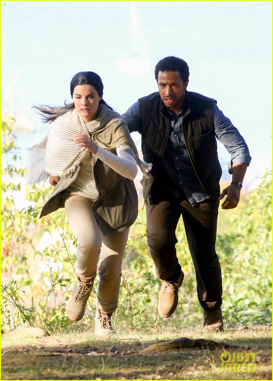jaimie alexander crawls around the woods while filming for blindspot 103785152