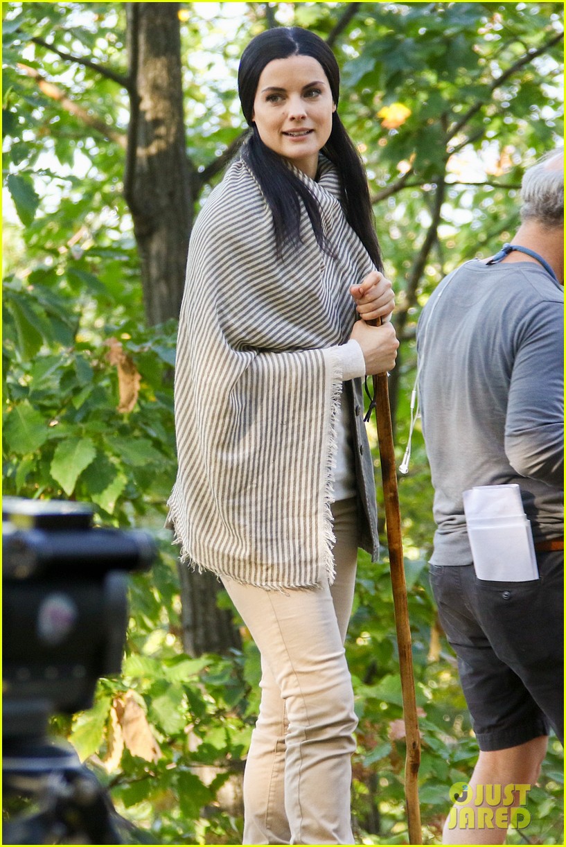 jaimie alexander crawls around the woods while filming for blindspot 233785165