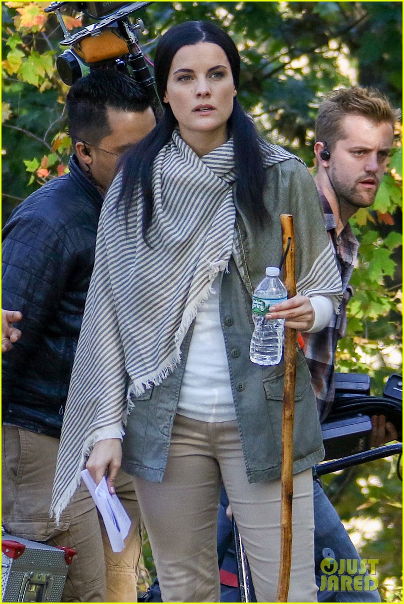jaimie alexander crawls around the woods while filming for blindspot 273785169