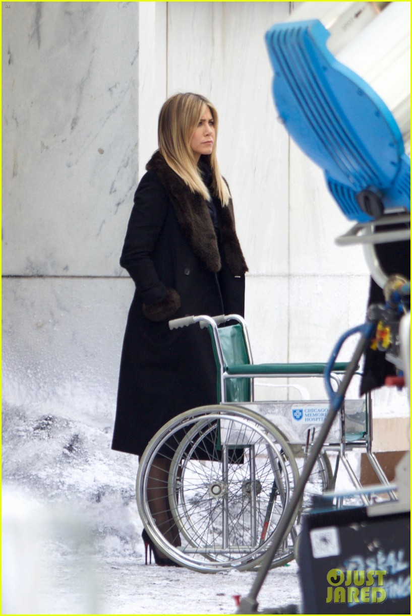 jennifer aniston films reshoots for office christmas party 28